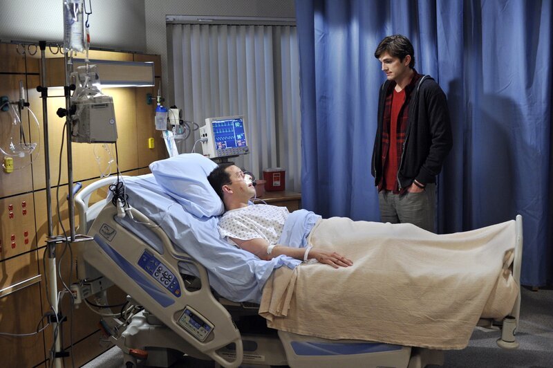 Alan (Jon Cryer, l.) hat mit Walden (Ashton Kutcher, r.) verabredet, dass er Zoey rauswirft, damit er wieder bei ihm wohnen kann. Als Alan eintrifft, hat sich Walden jedoch für Zoey und ihre Tochter entschieden. Daraufhin ist er so enttäuscht, dass er einen kleinen Herzinfarkt erleidet … – Bild: © Warner Brothers Entertainment Inc.
