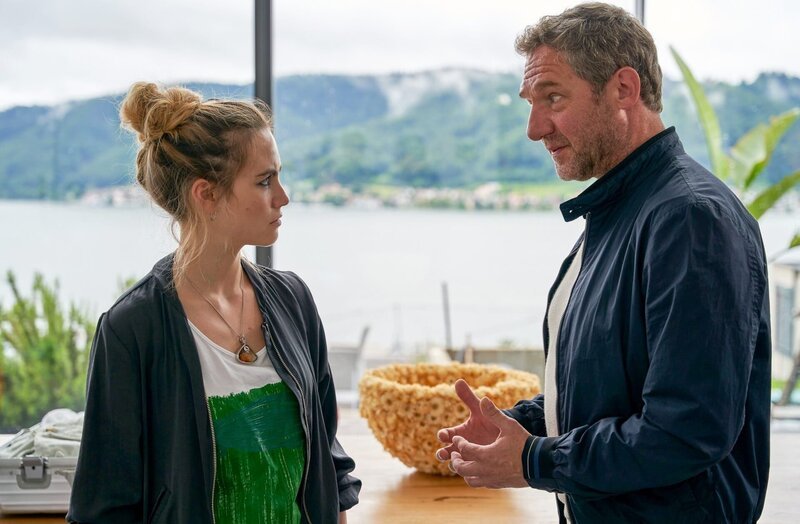 Jürgen Kaltenbrunner (Johannes Zeiler, r.) verlangt von seiner Tochter Celina (Vita Tepel, l.), dass die Familie zusammen bleibt. – Bild: ORF/​Bavaria/​ARD/​SWR/​Nicolas Gradicsky