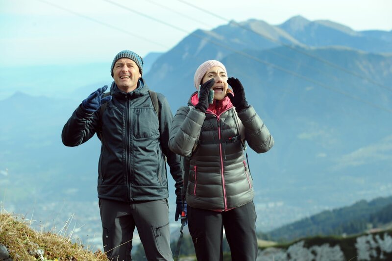 Fanny und Hubert suchen mit vereinten Kräften nach Gregor. Von links: Hubert Kirchleitner (Bernhard Ulrich) und Fanny Brunner (Katrin Lux). – Bild: BR/​Marco Orlando Pichler