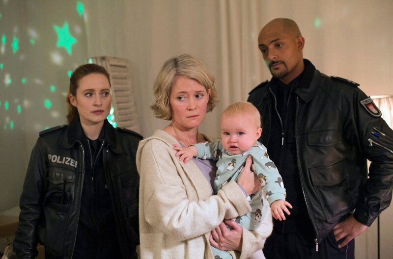 Nina Sieveking (Wanda Perdelwitz, l.) und Lukas Petersen (Patrick Abozen, r.) klingeln wegen einer Bagatelle bei Miriam Husmann (Lisa Karlström, M.) und entdecken bei ihr das am Morgen entführte Baby Elaine. – Bild: NDR/​ARD/​Thorsten Jander