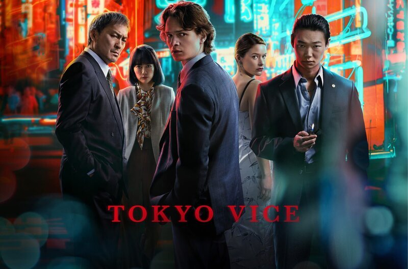 Keyvisual „Tokyo Vice“, Staffel 2 – Im Bild v. li. n. re.: Hiroto Katagiri (Ken Watanabe), Eimi (Rinko Kikuchi), Jake Adelstein (Ansel Elgort), Samantha Porter (Rachel Keller) und Sato (Show Kasamatsu). – Bild: HBO Max/​Fifth Season, LLC /​ ARD Degeto