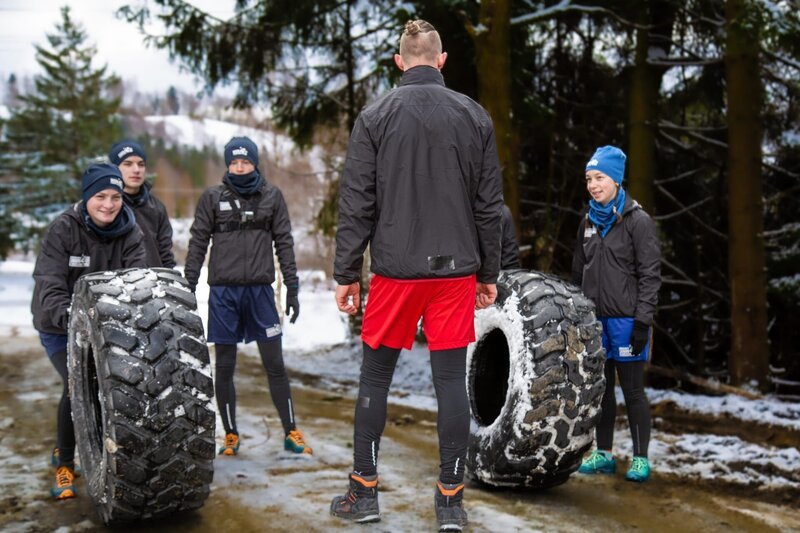 Lars (2.v.r.) hat eine neue sportliche Herausforderung für Esra, Henry, Maddox und Vanessa (v.l.n.r.). – Bild: MDR/​Cine Impuls Leipzig