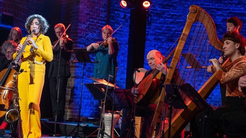 Das Ensemble „lautten compagney BERLIN“ spielt mit der Saxophonistin Asya Fateyeva die großen Hits von ABBA und Tanzmusik von Jean-Philippe Rameau. – Bild: ZDF/​Marcus Lieberenz