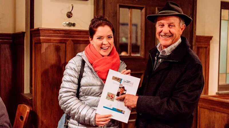 Katharina und Schattenhofer sind zufrieden mit dem neuen Artikel über den tierfreundlichen Landrat. Von links: Katharina Benninger (Carina Dengler) und Lorenz Schattenhofer (Werner Rom). – Bild: BR/​Nadya Jakobs