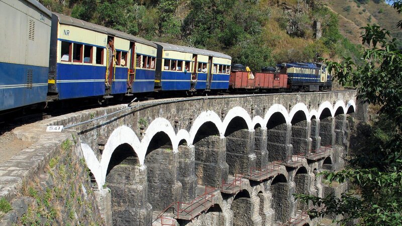 Auf knapp 100 km durch die spektakuläre Gebirgslandschaft in den Ausläufern des Himalaya klettert die Kalka-Shimla-Bahn rund 1.500 Meter in die Höhe, dabei passiert sie 103 Tunnels, fährt über 864 Brücken und durch 919 Kurven. – Bild: Honorarfrei – nur für diese Sendung bei Nennung ZDF und HR/​Peter Weinert