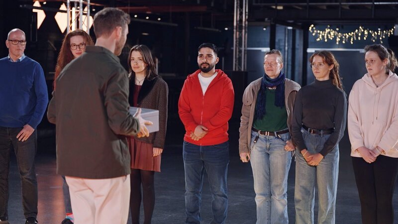 Leon Windscheid (3.v.l.) spricht mit den Teilnehmenden des Sozialexperiment zum Thema „Armut“. – Bild: ZDF/​Zoe Wingenfelder
