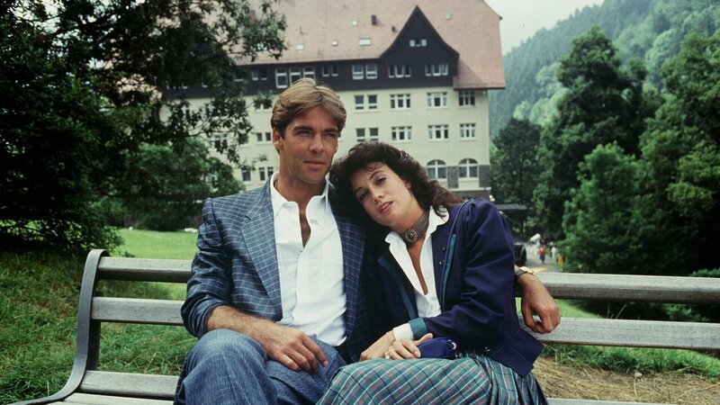 Udo (Sascha Hehn) und Elke (Barbara Wussow) nehmen Abschied von der Klinik, die für beide schicksalhafte Bedeutung gewonnen hat. – Bild: ZDF und Thomas Waldhelm
