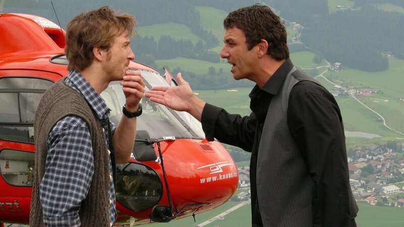 Hans (Heiko Ruprecht, l.) und der Bergdoktor Martin (Hans Sigl, r.) befürchten, dass auch Lilli an dem gefährlichen Virus erkrankt ist, das das Dorf bedroht. – Bild: Honorarfrei – nur für diese Sendung bei Nennung ZDF und Hans Seidenabel.
