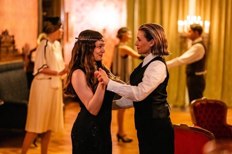 Die SOKO-Ermittlerinnen Amira Mahdi (Aylin Ravanyar, 2.v.l.) und Vanessa Haas (Kerstin Landsmann, 2.v.r.) reisen für ein Krimi-Dinner in die glamourösen Zwanzigerjahre zurück. Sie tanzen freudig gemeinsam mit anderen Gästen wie Brigitte Keilmann (Alexandra von Schwerin, l.), Max Balberg (Max Rothbart, r.) und Katja Temur (Inga Lessmann, M.), bis die Stimmung plötzlich durch ein schockierendes Ereignis unterbrochen wird. – Bild: Martin Rottenkolber /​ ZDF