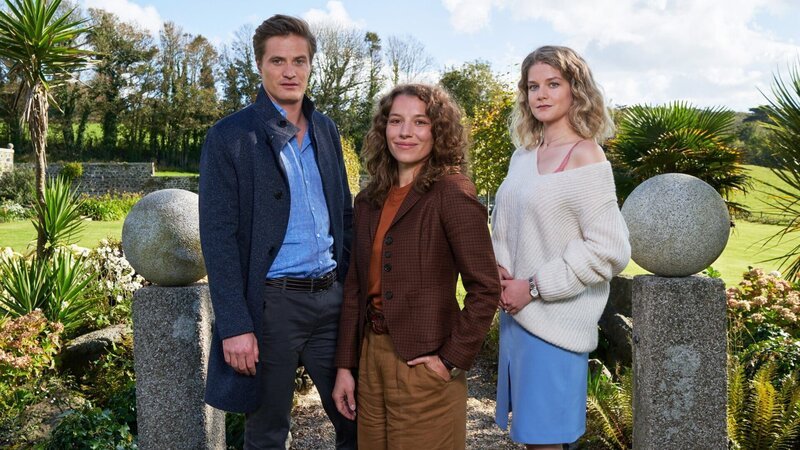 Adam (Jeroen Engelsman) muss sich zwischen Rebecca (Antonia Bill, M.) und Emma (Charlotte Woolfe, r.) entscheiden. – Bild: SRF/​ZDF/​Jon Ailes