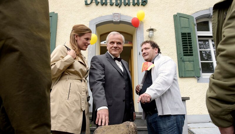 Nichts wünscht sich Bürgermeister Drömmer (Bernhard Schütz) mehr, als im Fernsehen aufzutauchen. Nach empfindlichen Rückschlägen ist es jetzt endlich soweit, dank eines nachrichtentauglichen Fundes. – Bild: ARD/​SWR/​Christiane Pausch