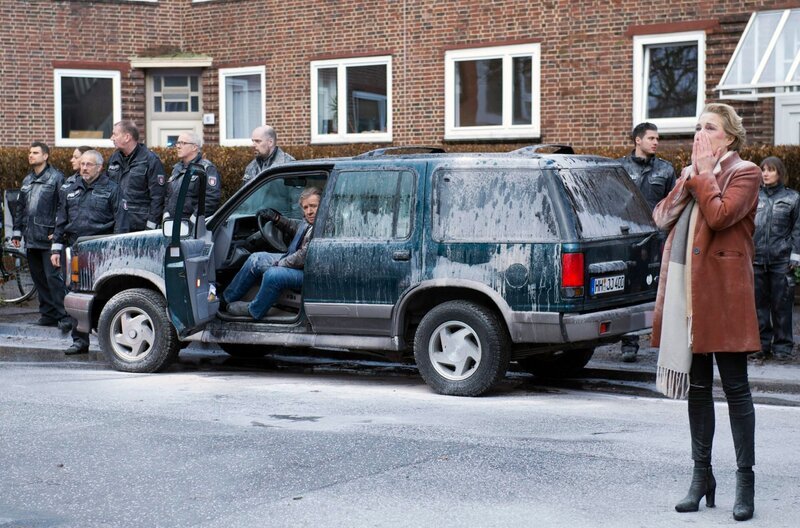 Nach der Explosion: Fassungslos schauen Frau Küppers (Saskia Fischer, r.) und Dirk Matthies (Jan Fedder, im HG) auf die Trümmer des Polizeikommissariat 14. – Bild: ARD/​Thorsten Jander