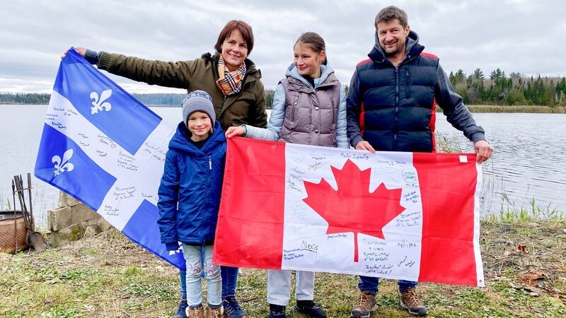 Auf und davon Staffel 16 Familie Steinmann ist nach Kanada ausgewandert und übernimmt einen Bauernhof: Laura, Tamara, Julia und Adrian Steinmann – Bild: SRF
