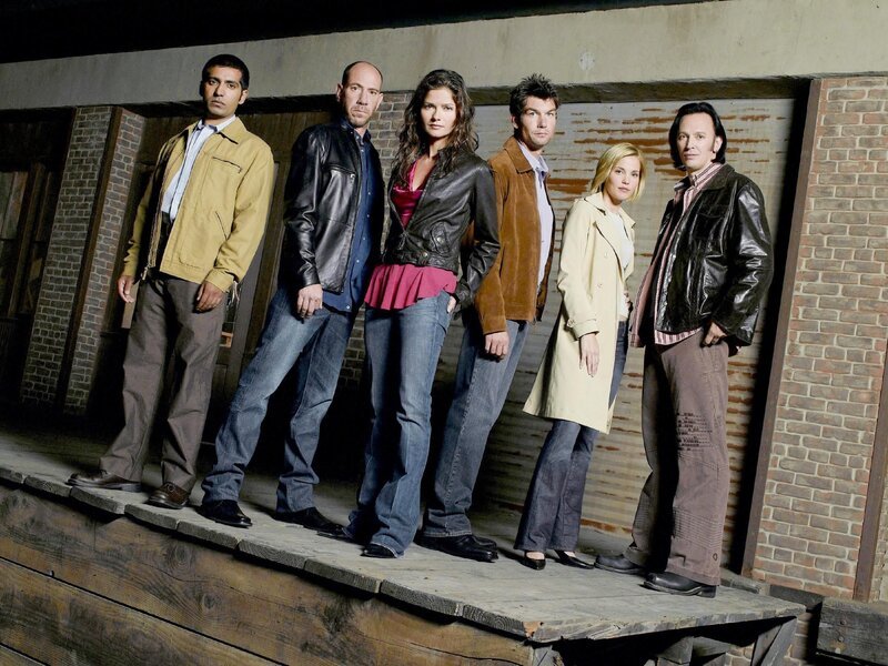V.l.: Dr. Mahesh, Dr. Garret Macy, Dr. Jordan Cavanaugh, Detective Woodroy Hoyt, Lu Simmons und Dr. Nigel Townsend. – Bild: RTL Deutschland