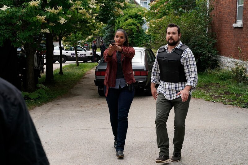 Det. Sam Shaw (Sydney Tamiia Poitier) und Dave Leigh (Kristian Bruun) +++ – Bild: RTL /​ 2020 Sony Pictures Entertainment