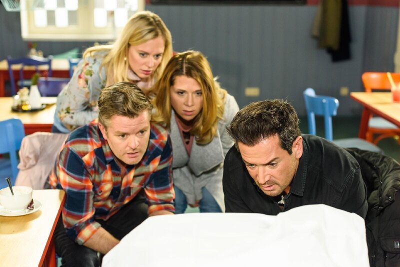 Ingo (André Dietz, l.), Lena (Juliette Greco, 2.v.l.), Diana (Tanja Szewczenko) und Marian (Sam Eisenstein) glauben entsetzt, dass Günther tot ist. – Bild: RTL /​ Julia Feldhagen