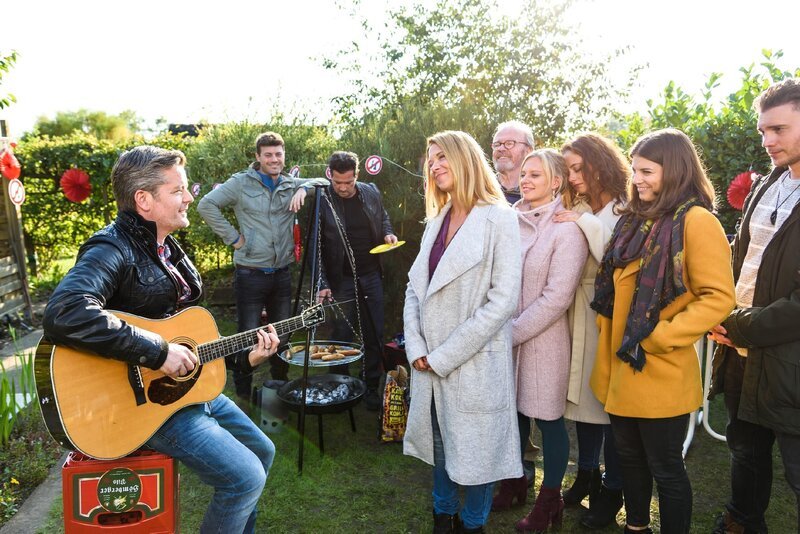 Ingo (André Dietz, l.) macht Diana (Tanja Szewczenko, M.) im Beisein von Ben (Jörg Rhode), Marian (Sam Eisenstein), Gruschinski (Wichart von Roëll), Lena (Juliette Greco), Carmen (Heike Warmuth), Pauline (Maike Johanna Reuter) und Ronny (Bela Klentze) eine romantische Liebeserklärung. – Bild: RTL /​ Julia Feldhagen