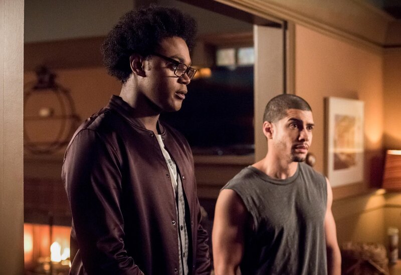 Curtis Holt (Echo Kellum, l.) und Rene Ramirez (Rick Gonzalez) +++ – Bild: RTL /​ Warner Bros. Entertainment
