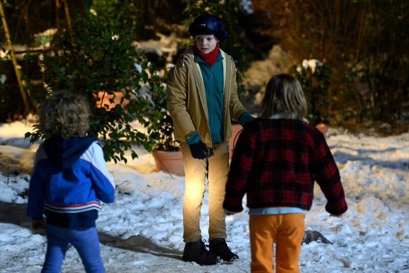 Rückblende: Kurt Fankhauser (Carl Anton Koch) und Onkel Stefan (Otto Emil Koch) zahlen es dem Nachbarsjungen Steve Bramsfeld (Caemon van Erp) heim. – Bild: RTL Deutschland