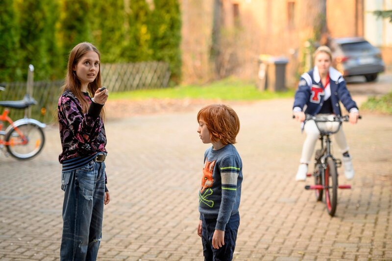Luna Fankhauser (Bianca Nawrath) und Theo Fankhauser (David Grüttner) wollen gerade auf Beweissuche gehen, als Tammy (Lea Zoe Voß) vorbei kommt. – Bild: RTL Deutschland