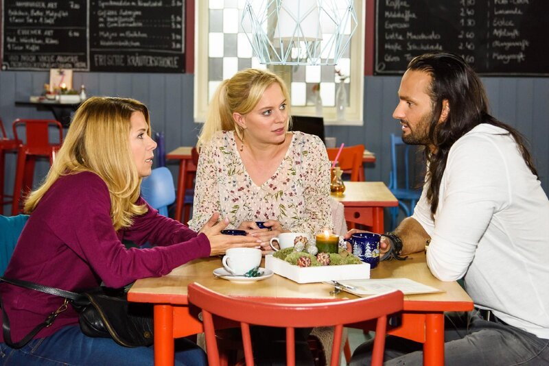 Diana (Tanja Szewczenko, l.) und Lena (Juliette Greco) befürchten alarmiert, dass sie Sex mit Carlos (Sasha di Capri) hatten – und greifen zu einem Trick, um die Wahrheit herauszufinden. – Bild: RTL Deutschland