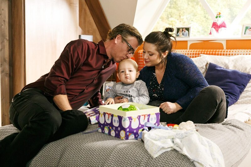 Vanessa (Julia Augustin) und Christoph (Lars Korten) sind erleichtert, dass der Alptraum mit Linda endlich ein Ende hat und finden in ihrem Familienglück mit Henry Halt und Kraft. – Bild: RTL Deutschland