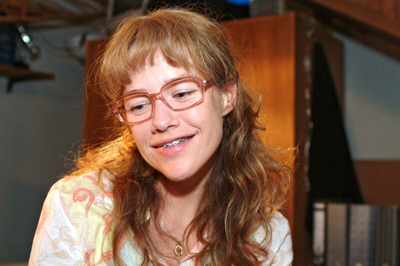 Lisa (Alexandra Neldel) ist ein Stein vom Herzen gefallen, als David ihr mitteilt, dass er Viktors Angebot ablehnt und bei Kerima Moda bleibt. – Bild: SAT.1 /​ Monika Schürle
