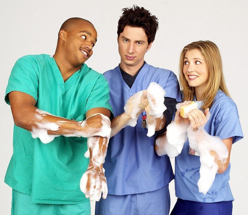 (v.li.): Donald Faison (Chris Turk), Zach Braff (John ‚J.D.‘ Dorian), Sarah Chalke (Elliott Reid). – Bild: ORF/​Disney/​Paul Drinkwater