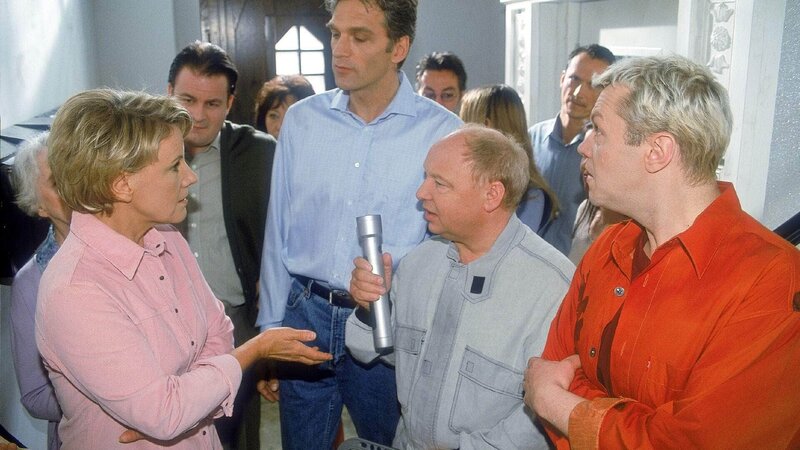 Nikola (Mariele Millowitsch, l.) versucht Tim (Oliver Reinhard, r.) und die anderen Mieter davon zu überzeugen, dass es im Haus Ratten gibt. Kammerjäger Teschke (Hans Joachim Heist, 2.v.r.) hat keine gefunden und Schmidt (Walter Sittler, 2.v.l.) glaubt ihr kein Wort … – Bild: RTL