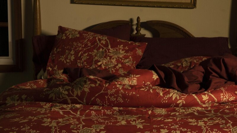 das Bett des Opfers – Bild: FremantleMedia Limited