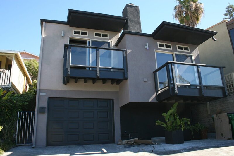 Heute renovieren Christina und Tarek El Moussa ein Haus in Traumlage: Direkt am Laguna Beach. Das Haus mit Meerblick und Strandzugang könnte ein Millionengeschäft werden … – Bild: HGTV/​Scripps Networks, LLC