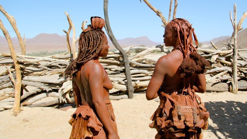 Himba Frauen in Puros empfangen Touristen in ihrem Kulturdorf. Traditionelle Kleidung und Körperschmuck sind Teil des Ethno-Marketing. – Bild: Honorarfrei – nur für diese Sendung bei Nennung ZDF und ORF/Werner Zips Filmproduktion Himba Frauen in Puros empfangen Touristen in ihrem Kulturdorf. Traditionelle Kleidung und Körperschmuck sind Teil des Ethno-Marketing. – Bild: Honorarfrei – nur für diese Sendung bei Nennung ZDF und ORF/Werner Zips Filmproduktion