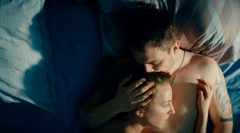 Eva (Katharina Schüttler) und Mark (Johannes Kienast, r) haben wieder zueinander gefunden. – Bild: WDR/​Studiocanal