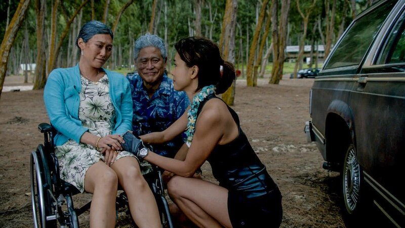 Verabschieden ihre Tochter Kono (Grace Park, r.), die sich auf einen Segeltrip um die Hawaiianischen Inseln begibt: Nani (Catherine Haena Kim, l.) und Ke’ano (Ken Narasaki, M.) … – Bild: 2015 CBS Broadcasting Inc. All Rights Reserved. Lizenzbild frei