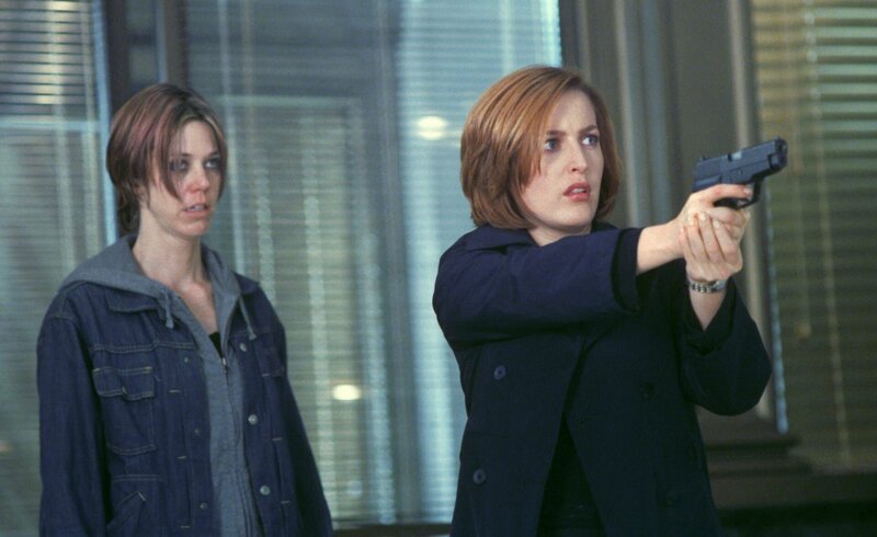 Pam (Carrie Hamilton, l.); Dana Scully (Gillian Anderson, r.) – Bild: Twentieth Century Fox Film Corporation
