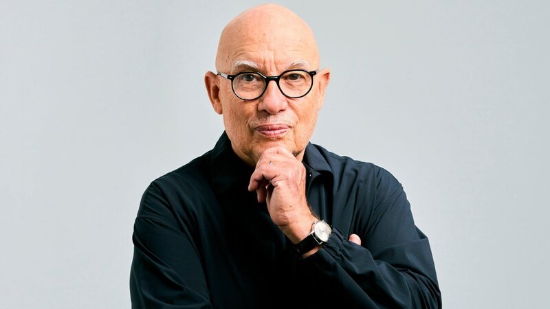 Dennis Russell Davies, Chefdirigent des MDR-Sinfonieorchesters. – Bild: MDR/​Kaupo Kikkas