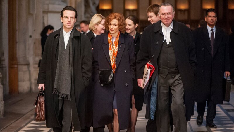 L-R: Anthony Julius (Andrew Scott), Deborah Lipstadt (Rachel Weisz), Richard Rampton (Tom Wilkinson). – Bild: Bleecker Street L-R: Anthony Julius (Andrew Scott), Deborah Lipstadt (Rachel Weisz), Richard Rampton (Tom Wilkinson). – Bild: Bleecker Street