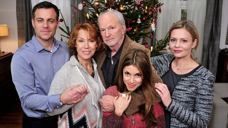 Alle Jahre wieder kommt die Familie an Weihnachten zusammen. Elli (Gaby Dohm, 2. v. li), ihr (Ex-)Mann Robert (Michael Gwisdek) und ihre Kinder Tobias (Bernhard Piesk), Leonie (Anna Julia Kapfelsperger) und Susanna (Susanna Simon) – Bild: ZDF und ARD Degeto/Oliver Feist Alle Jahre wieder kommt die Familie an Weihnachten zusammen. Elli (Gaby Dohm, 2. v. li), ihr (Ex-)Mann Robert (Michael Gwisdek) und ihre Kinder Tobias (Bernhard Piesk), Leonie (Anna Julia Kapfelsperger) und Susanna (Susanna Simon) – Bild: ZDF und ARD Degeto/Oliver Feist