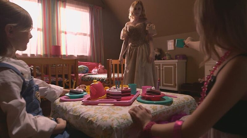 Little girls have tea with a ghost – Bild: Discovery Communications