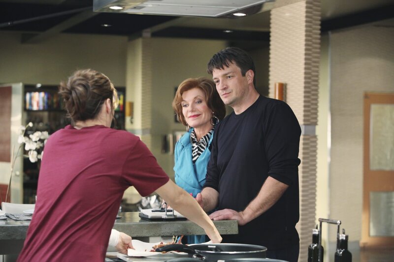 Martha (Susan Sullivan, M.) und Richard (Nathan Fillion, r.) könnten sich durchaus an die Anwesenheit von Kate (Stana Katic, l.) gewöhnen. – Bild: ABC Studios Lizenzbild frei