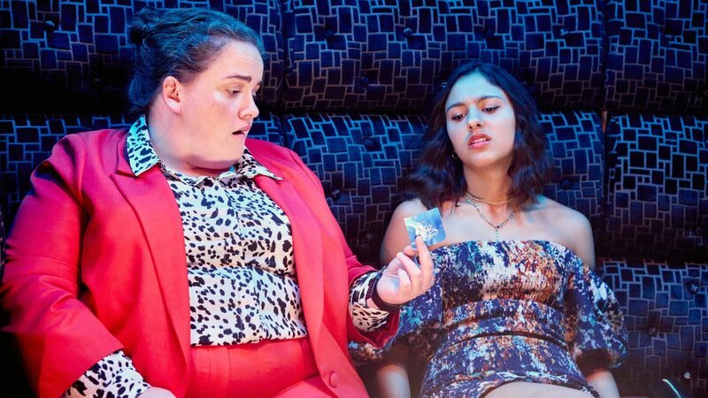Diane (Jessica Gunning, l.) gibt Rani (Rhianne Barreto, r.) Ratschläge in Sachen Liebe. – Bild: ZDF und Sam Taylor./​Sam Taylor