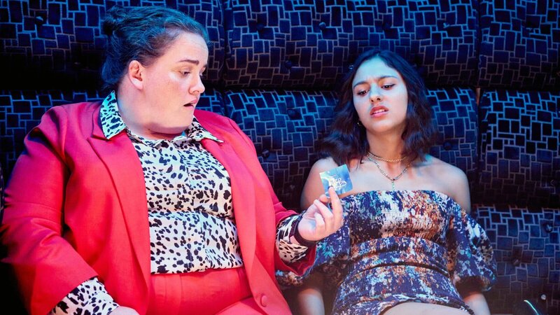 Diane (Jessica Gunning, l.) gibt Rani (Rhianne Barreto, r.) Ratschläge in Sachen Liebe. – Bild: ZDF