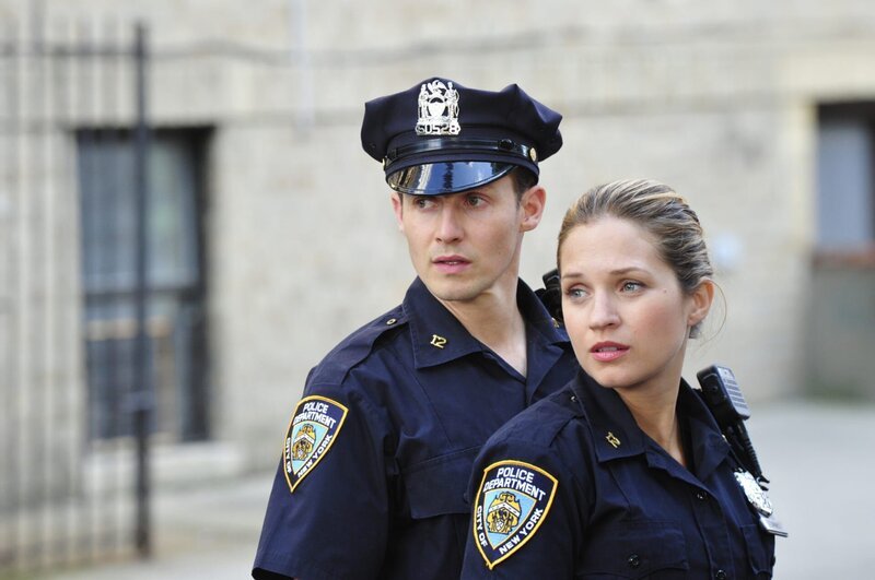Der Einsatz von Jamie (Will Estes, l.) und Eddie (Vanessa Ray, r.) verläuft anders als erwartet … – Bild: CBS Broadcasting Inc.
