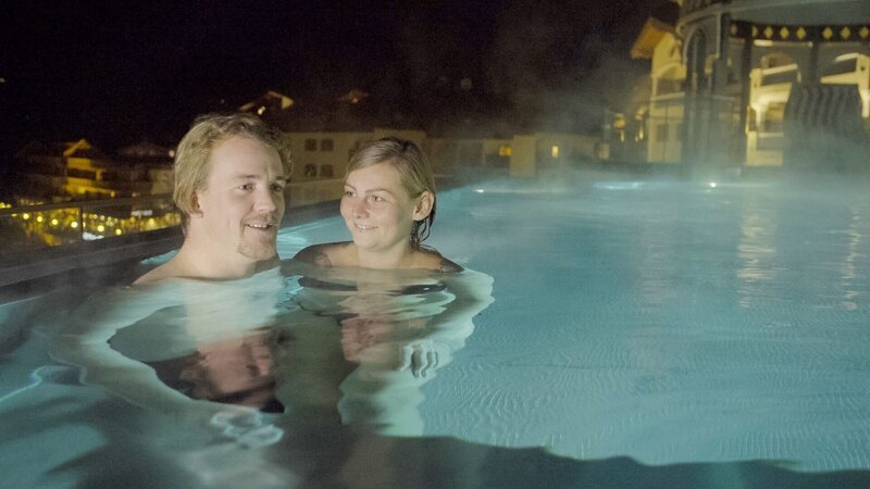 Jurien und Jessica beim Entspannen im Außenpool. – Bild: ORF/​NGF Geyrhalterfilm