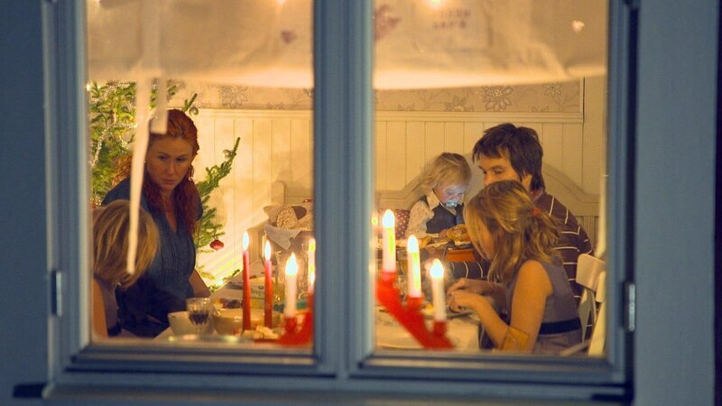 Die Familie von Outdoor-Experten Jon Wagenius ist fast immer draußen unterwegs – nur vor Weihnachten basteln und essen alle gemeinsam in ihrem gemütlichen alten Holzhaus. – Bild: Honorarfrei – nur für diese Sendung bei Nennung ZDF und NDR Die Familie von Outdoor-Experten Jon Wagenius ist fast immer draußen unterwegs – nur vor Weihnachten basteln und essen alle gemeinsam in ihrem gemütlichen alten Holzhaus. – Bild: Honorarfrei – nur für diese Sendung bei Nennung ZDF und NDR