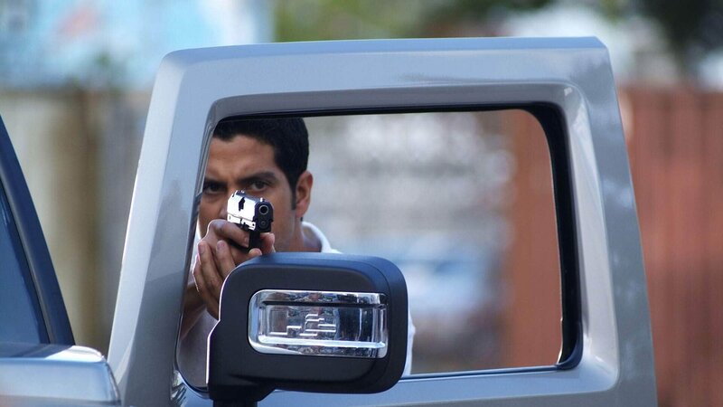 Eric (Adam Rodriguez) hat Horatio nach Brasilien begleitet, um Antonio Riaz zu stellen … – Bild: SUPER RTL