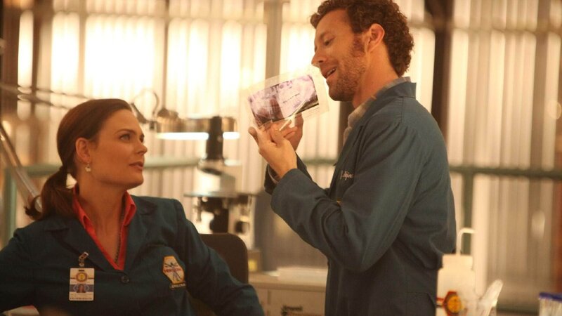 Wiedermal ist es Hodgins (T. J. Thyne), der durch seine Klassifizierung der am Leichnam gefundenen Insektenlarven für Brennan (Emily Deschanel) den exakten Todeszeitpunkt bestimmen kann. – Bild: TVNOW /​ FOX