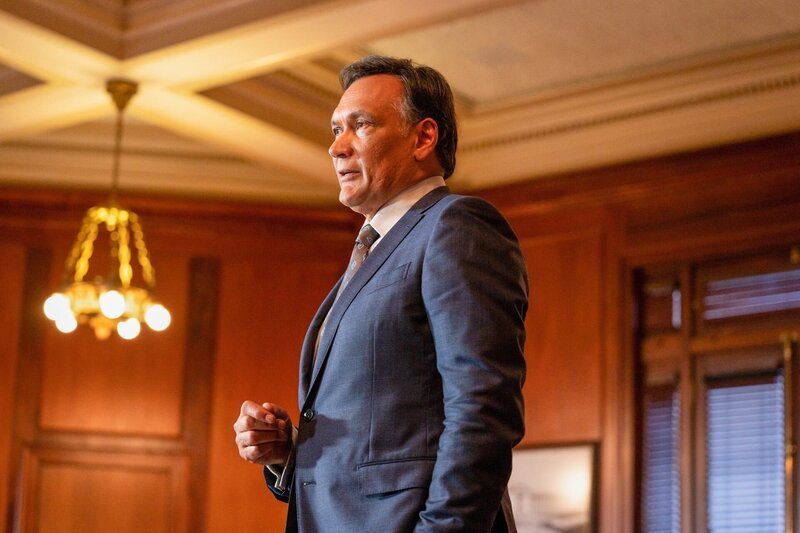 Jimmy Smits (Elijah Strait). – Bild: ORF/​Universal/​NBC/​Connie Chornuk