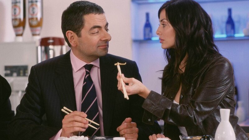 Der Agent Johnny English (Rowan Atkinson) ist von der charmanten Lorna Campbell (Natalie Imbruglia) ganz fasziniert! – Bild: RTL / Universal Studios Der Agent Johnny English (Rowan Atkinson) ist von der charmanten Lorna Campbell (Natalie Imbruglia) ganz fasziniert! – Bild: RTL / Universal Studios