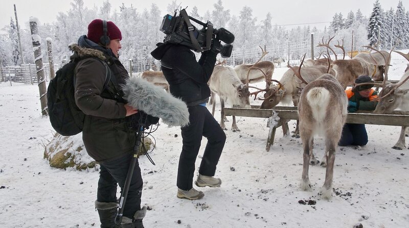 Das NDR Kamerateam auf der Rentierfarm im finnischen Lappland – Bild: ZDF und NDR/Udo Biss Das NDR Kamerateam auf der Rentierfarm im finnischen Lappland – Bild: ZDF und NDR/Udo Biss